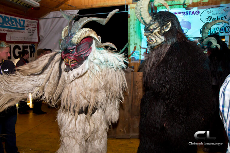 zwei Krampuse die stehen und in einer Richtung schauen