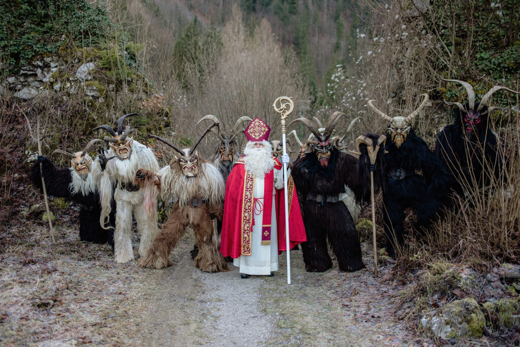 Viele Perchten in der Mitte steht der Nikolaus