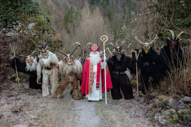 Viele Perchten in der Mitte steht der Nikolaus