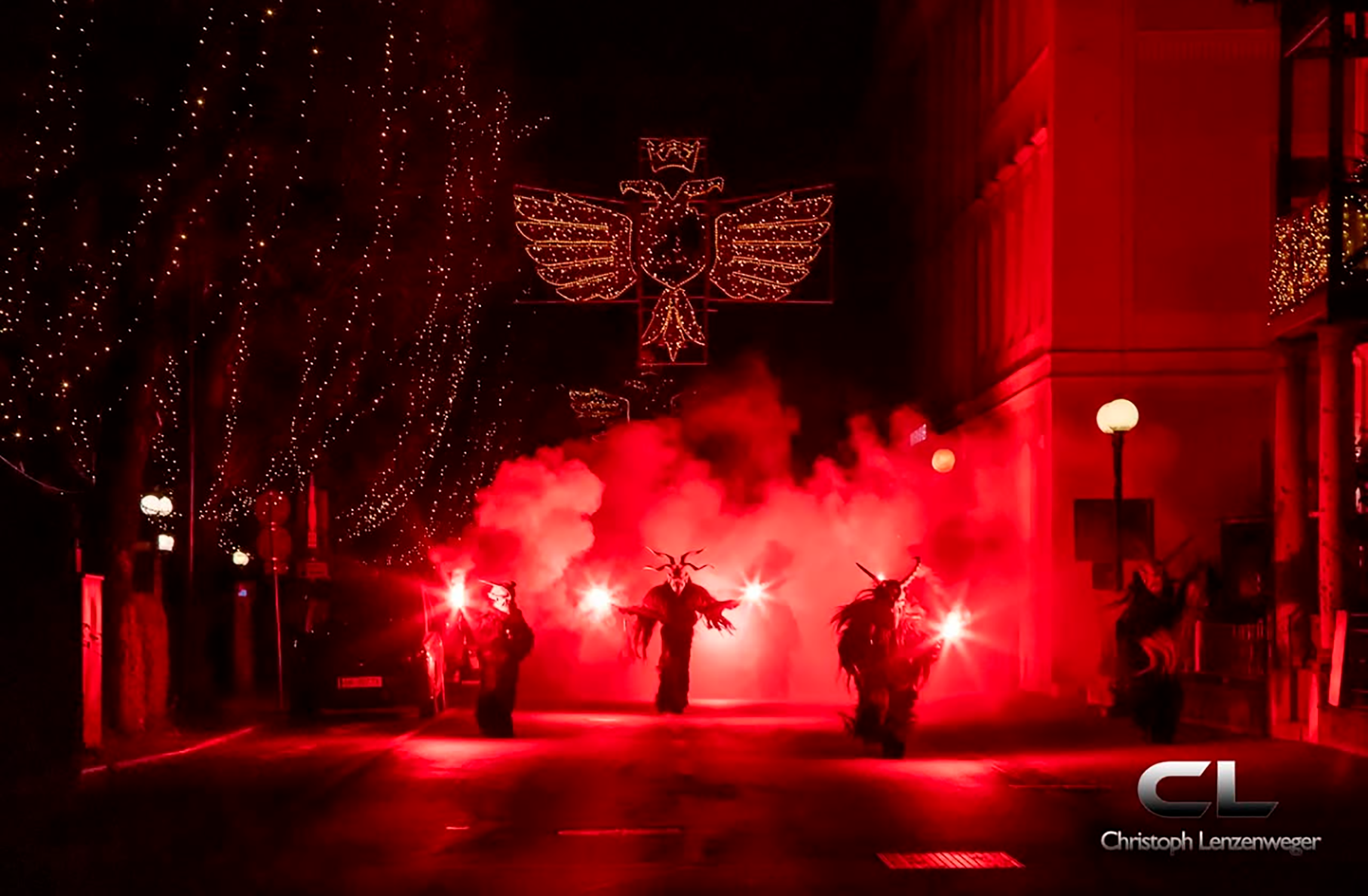 Krampusse rennen Straße entlang